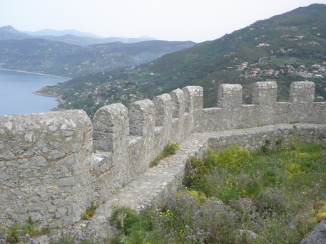 Cefalú, Nad miastem góruje Rocca, czyli skała, a na niej zamek
