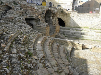 Taormina Teatro Odeon, pośród miejskiej zabudowy
