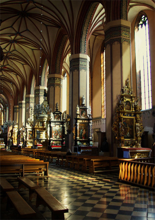 Wnętrze katedry fromborskiej z ołtarzami kanoników